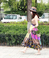 高清组图：贾青街拍LOOK 抹胸波西米亚长裙清凉