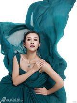 高清图：苗圃代言珠宝首饰 轻纱薄装展迷人身材