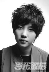 幻灯组图：李霄云搞怪表情九连拍 黑白映像灵动写真