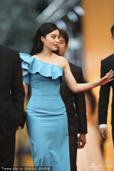 组图：范冰冰荷叶边礼服美艳秀香肩 吴尊护花