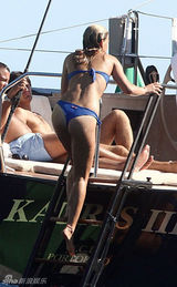 组图：莱昂纳多前女友海边度假 以色列超模秀酥胸