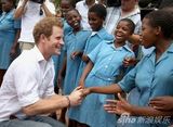 组图：哈里裸照门后热心慈善 跪地与聋哑儿互动
