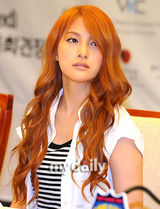 组图：韩组合Kara集体出席活动 具荷拉长发披肩