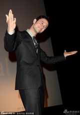 组图：《情圣囧色夫》首映 斯嘉丽露沟蜜笑