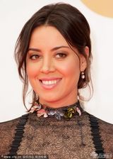 组图：奥布瑞-普拉扎黑纱裙亮相艾美红毯