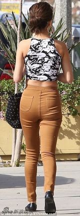 组图：比伯前女友现身洛城 高腰裤出街赘肉凸显