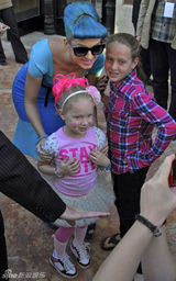 组图：凯蒂佩里蓝发爆乳似芭比 斗鸡眼表情鬼马