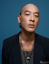 组图：《僵尸》导演麦浚龙拍写真眼神嚣张