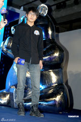 幻灯图：黄晓明参加活动谈恋情 与绯闻女友各执一词