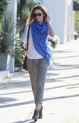 组图：艾米丽-布朗特打扮干练花围巾抢眼