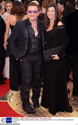 组图：U2现身金球奖颁奖 一袭黑衣气势不逊影星