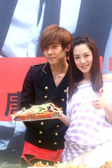 幻灯图：唐禹哲举行庆功签唱会 杨千霈为其站台