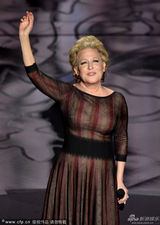 组图：贝蒂-米勒献唱过去一年逝去的电影人