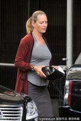 组图：乌玛-瑟曼素颜出街 准妈妈身材走样好牺牲