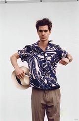 组图：安德鲁-加菲尔德西装革履登杂志