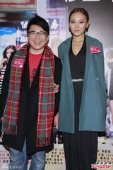 组图：陈奂仁助阵电影首映 何佩瑜不秀性感