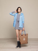 组图：韩星金敏姬最新服装写真 户外休闲运动风