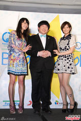 组图：林育群与日本女模同台 害羞不敢乱看