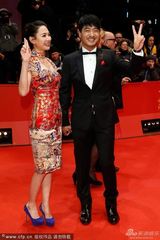 组图：郭晓冬夫妇恩爱走红毯 娇妻祥云旗袍喜庆