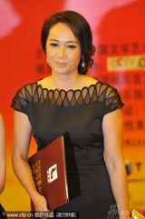 幻灯：周迅蒋雯丽同获金鸡影后 与影帝吴刚共举奖杯