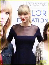 组图：泰勒复古红唇优雅现身 为教育中心剪彩