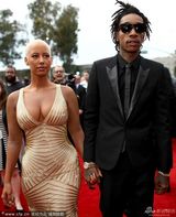 组图：昔日脱衣舞女艾波-罗丝亮相 豪乳抢镜