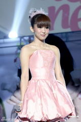 组图：郭书瑶发专辑粉嫩庆功 自曝曾苦等周董签名