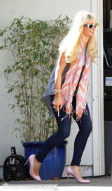 组图：帕丽斯-希尔顿怀揣两爱犬心花怒放玩得欢 