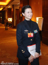 组图：李瑞英两会讨论认真发言 宋祖英帅气行军礼