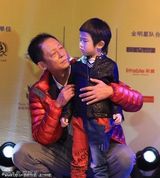 组图：王志文携妻揽子打球赛 小家伙搞怪父子颇似