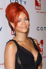 高清组图：蕾哈娜黑色爆乳装亮相 低头春光乍泄