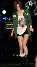 组图：韩新组合CHI CHI出道Showcase 洪秀雅助阵