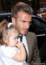 组图：小贝携妻女现身 小七眼神超萌