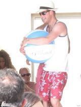 组图：哈里王子再搞泳池派对 泳装美女如云