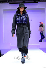 组图：韩女星崔茹珍韩惠珍服装秀 春夏秋冬全演绎