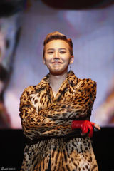 组图：BB三子火爆开唱圣诞夜 秀中文与粉丝互动