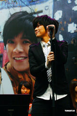 组图：张芸京新书创佳绩 穿燕尾服奏交响乐