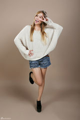 组图：陈怡回归首登国内杂志 展现清纯可爱