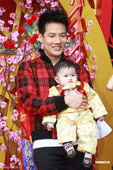 Angelababy熊抱财神爷 丁子高叹杨千嬅无暇造人(图)