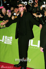 组图：布莱德皮特亮相《点球成金》韩国红地毯