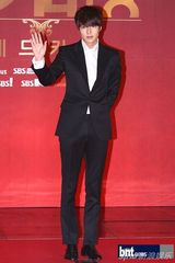 组图：《2012SBS演技大赏》孙贤株夺魁