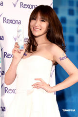 幻灯图集：萧亚轩性感抹胸洋装代言 否认变宗教信仰