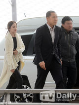 组图：金泰熙白衣紧身裤帅气现身机场飞上海