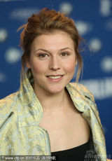 幻灯图集：《强盗》柏林记者会 男女主角拥吻抢镜