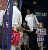 高清图：帅气老爸布拉德-皮特带孩子军团看电影