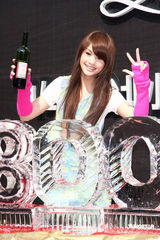 幻灯图：杨丞琳办庆功签唱会 四月小巨蛋性感开唱