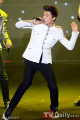 组图：2PM白智英携手亮相音乐庆典 Nichkhun未出席