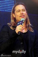 组图：布拉德-皮特韩国宣传新片 长发造型微胖