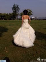 组图：周冬雨晒婚纱美照 身姿窈窕露肩性感