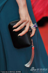 组图：李冰冰戛纳走红毯 深V长裙简约性感